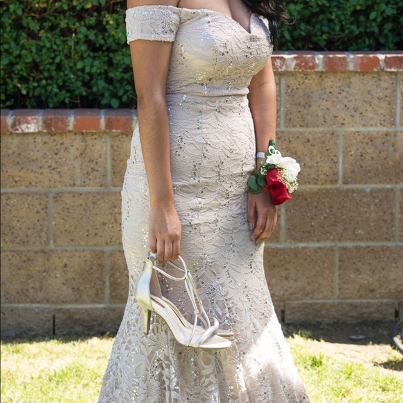 BEAUTIFUL PROM DRESS - Picture 3 of 8